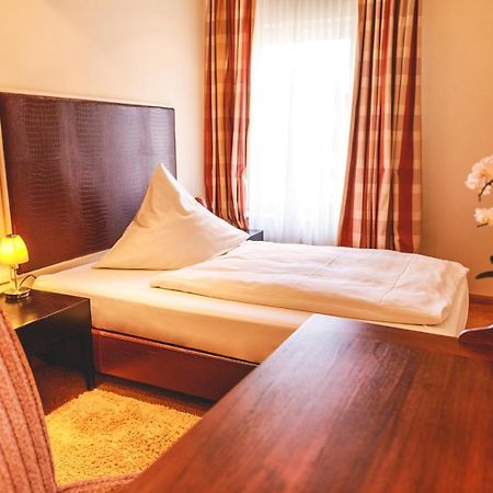 Hotel Loewen Eggenstein-Leopoldshafen Eksteriør bilde